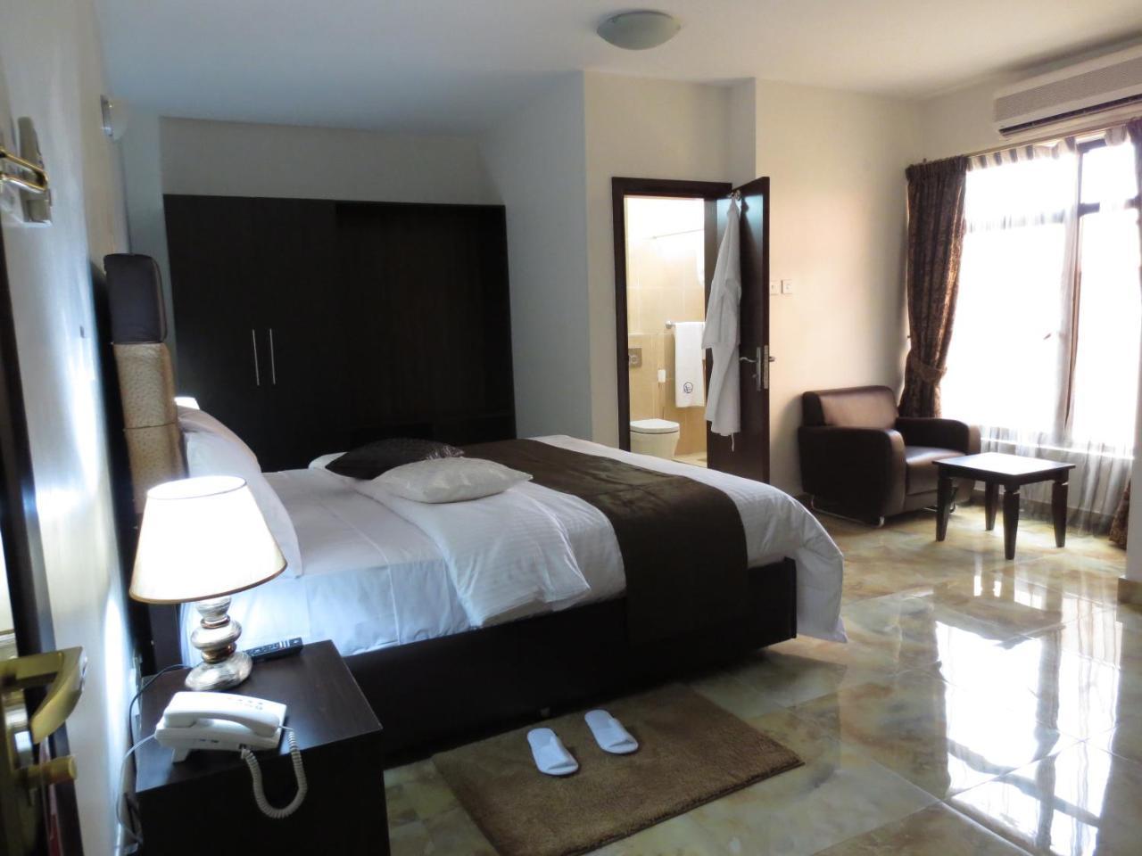 Airport Plaza Hotel Джуба Экстерьер фото