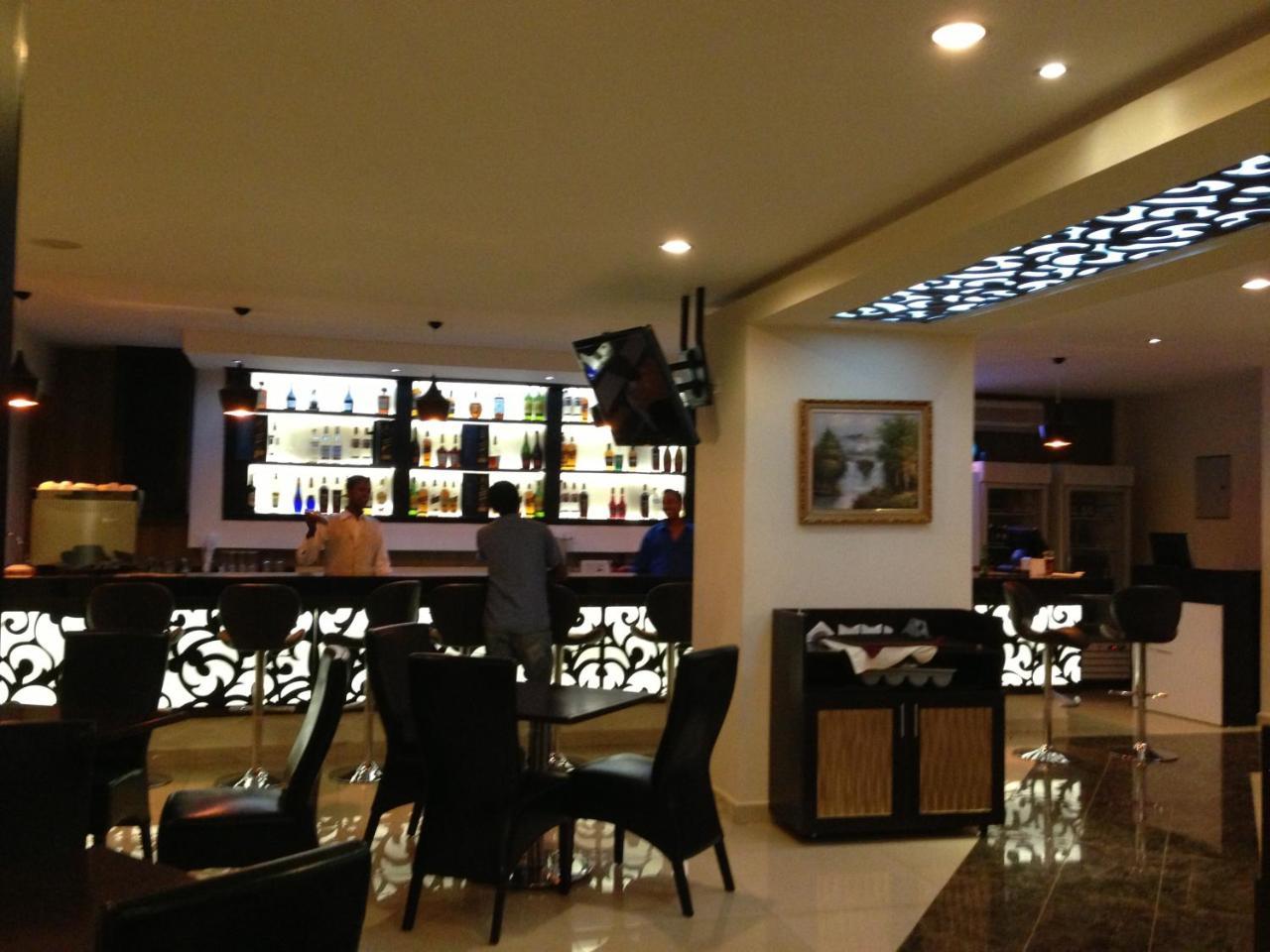 Airport Plaza Hotel Джуба Экстерьер фото